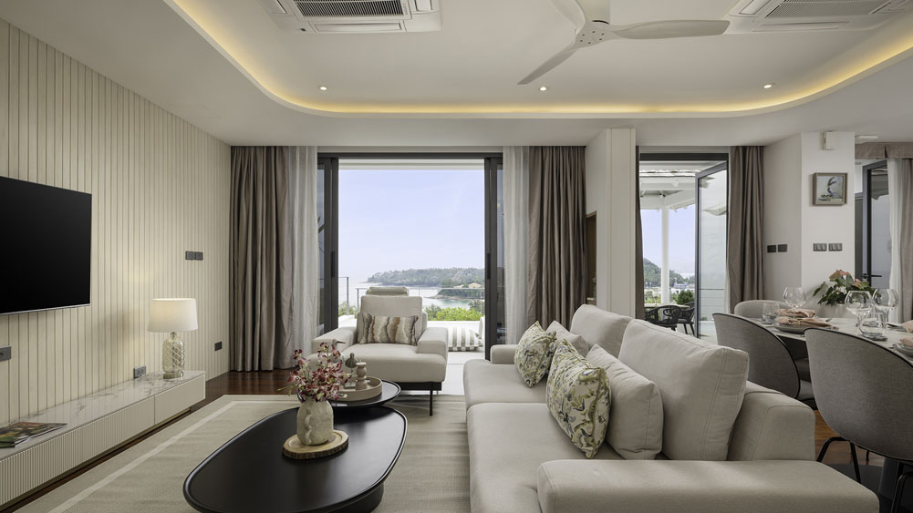 Surin Seaview Villa - Open plan living area overlooking the bay